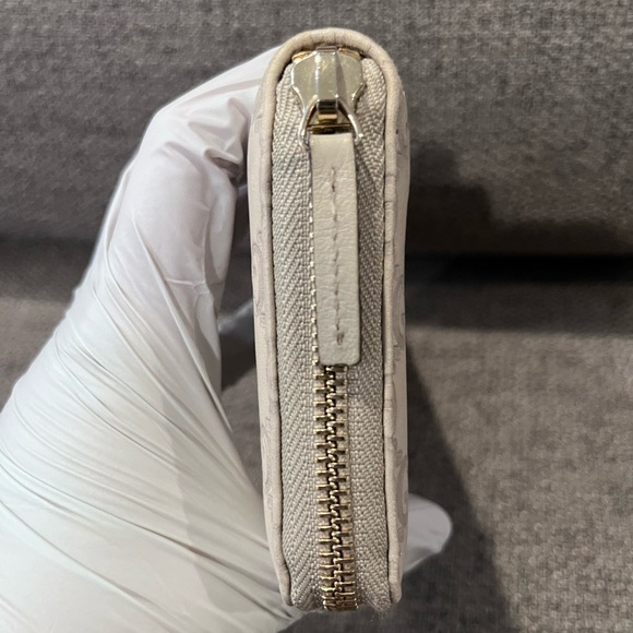 Authentic Gucci Guccissima Ivory Leather long zip around wallet - Picture 7 of 16